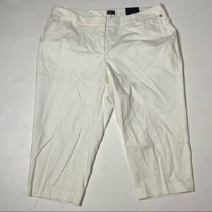 Rafaella | NWT Curvy White Capri’s